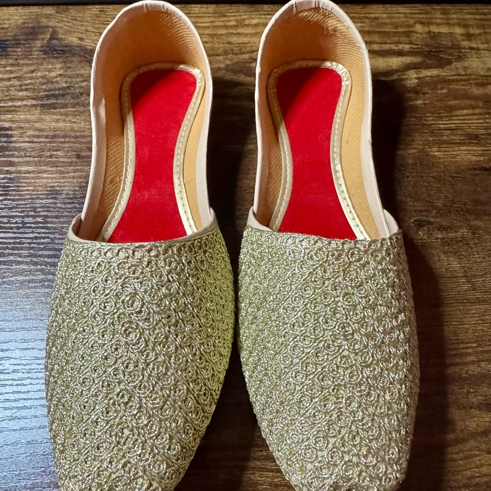 Estimated size 5 1/2 to 6 in women - Elegant Gold tone handmade Khussa Shoes